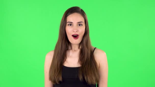 Γυναικεία συγκίνηση σε μια πράσινη οθόνη στο στούντιο — Αρχείο Βίντεο
