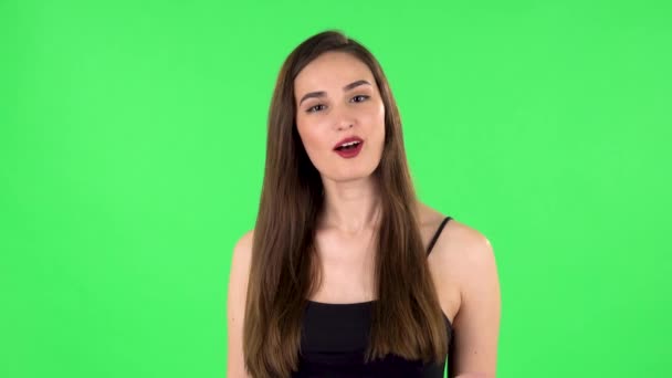 Beautiful girl is reporting and tells a lot of interesting informations. Green screen — Stock Video