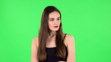Genç kadın yeşil ekranda bekliyor.