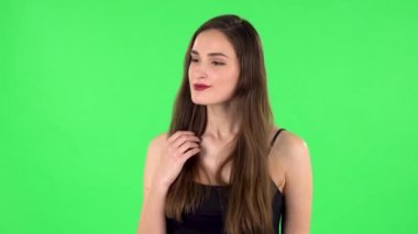 Genç kadın yeşil ekranda bekliyor.