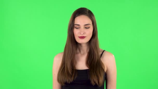 Woman looking around with anticipation, then upset. Green screen — Stock Video