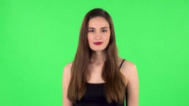 Kadın beklenti içinde ayakta duruyor sonra rahatlıkla gülümsüyor, taşınıyor. Yeşil Ekran