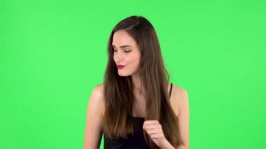 Kız stüdyoda yeşil ekranda dans ediyor.