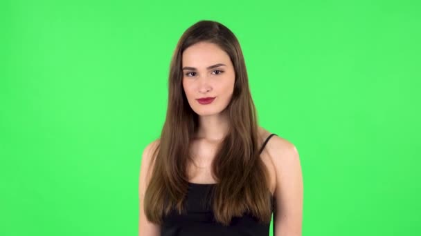 La ragazza minaccia con un pugno. Schermo verde — Video Stock