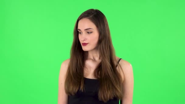 Mädchen droht mit der Faust. Grüner Bildschirm — Stockvideo