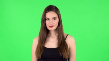 Kız heyecanla kameraya bakıyor, sonra rahatça iç çekiyor ve gülümsüyor, hoş bilgiler alıyor. Yeşil Ekran