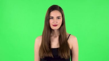 Kız kameraya şaşırır ve gördüklerine şaşırır. Yeşil Ekran