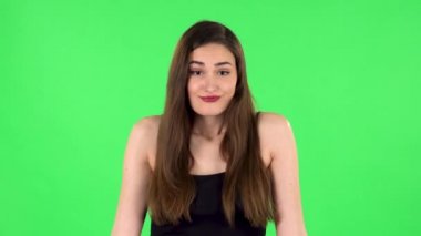 Üzgün kız, olumsuz bir şekilde omuz silker ve başını sallar. Yeşil Ekran