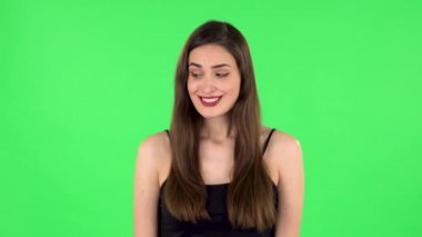 Masum olduğunu belirterek el kaldıran bir kadın ne olduğunu bilmediğini söylüyor. Yeşil Ekran