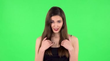 Şok olmuş bir kadın kafasını sallayarak masum olduğunu söylüyor. Yeşil Ekran