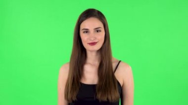 Kız sıkıcı bilgileri dikkatle dinler ve etrafa bakar. Yeşil Ekran