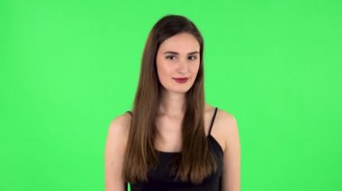 Kız kameraya bakarak bilgi dinliyor, şok oluyor ve gülümsüyor. Yeşil Ekran