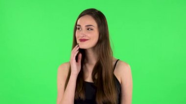 Güzel bir kız hayal kuruyor ve gülümsüyor. Yeşil Ekran