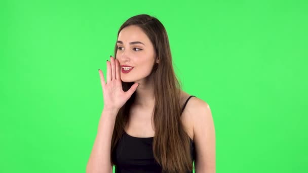 Girl screams calling someone on a green screen at studio — Stock Video