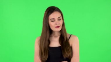 Kadın bir şey düşünüyor, hiçbir fikrim yok. Yeşil Ekran