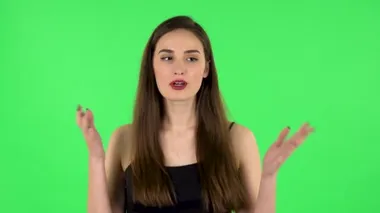 Genç, yorgun bir kadın, yüksek sıcaklıktan muzdarip elini serinletiyor. Yeşil Ekran