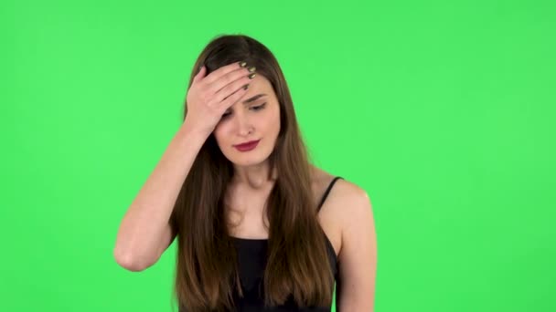 여자 애는 목 과 목 이 아프고 머리가 아프고 스튜디오의 녹색 화면에서 기침을 했어요. 녹색 화면 — 비디오