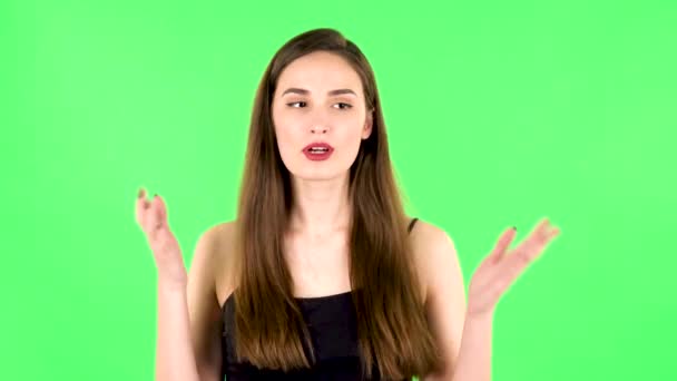 Joven mujer cansada que se enfría por su mano, sufriendo de clima de alta temperatura. Pantalla verde — Vídeo de stock