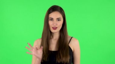 Gülümseyen kız tabelayı düzeltiyor.