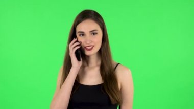 Cep telefonu için konuşan bir kızın portresi. Yeşil Ekran