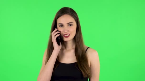 Retrato de una chica hablando por teléfono móvil. Pantalla verde — Vídeo de stock