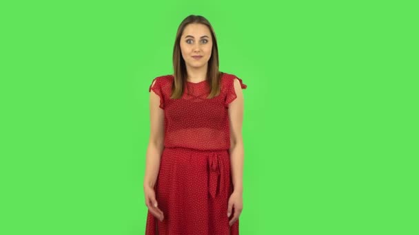 Το τρυφερό κορίτσι με το κόκκινο φόρεμα δείχνει τον εαυτό της, πες μου ποιον όχι ευχαριστώ που δεν χρειάζομαι. Πράσινη οθόνη — Αρχείο Βίντεο