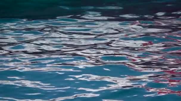 Suavemente ondulante agua azul en el mar. De cerca. Movimiento lento — Vídeos de Stock