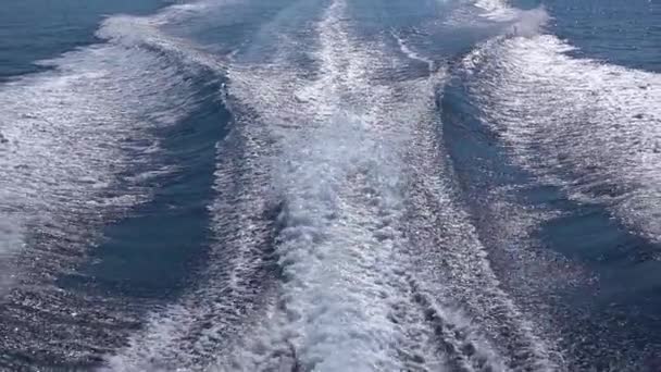 Slow motion view of the wake behind a ship at sea at sunny day. Close up — Stok video
