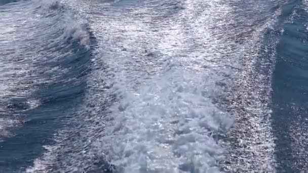 Vista en cámara lenta del velatorio detrás de un barco en el mar en un día soleado. De cerca. — Vídeos de Stock
