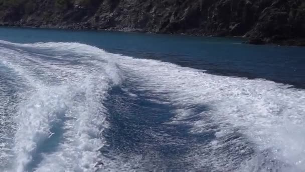 Vista em câmera lenta do velório atrás de um navio no mar no dia ensolarado . — Vídeo de Stock