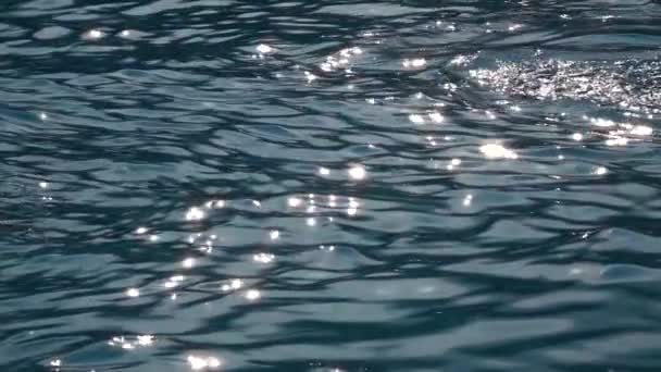 Sunny rays playing in the sea waves. Slow motion. Close up — Stock videók