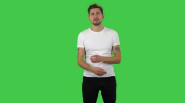Kendine güveni tam bir adam kollarını göğsünün üzerinde kavuşturuyor. Yeşil Ekran