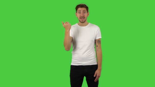 Selbstbewusster Typ winkt mit der Hand und zeigt Geste. Grüner Bildschirm — Stockvideo