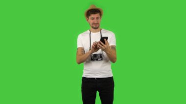 Kendine güvenen adam cep telefonu kullanarak görüntülü konuşma yapıyor. Yeşil Ekran