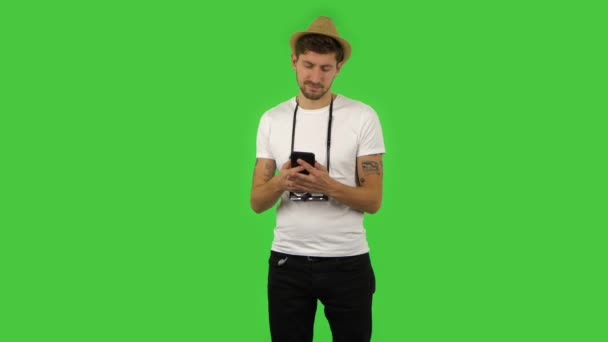 Kendine güvenen adam cep telefonu için konuşuyor. Yeşil Ekran — Stok video
