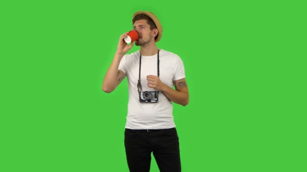 自信的家伙在喝咖啡。绿色屏幕 — 图库视频影像