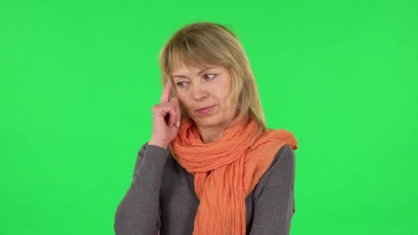 Orta yaşlı sarışın kadın portresi bir şey düşünüyor ve sonra aklına bir fikir geliyor. Yeşil Ekran — Stok video