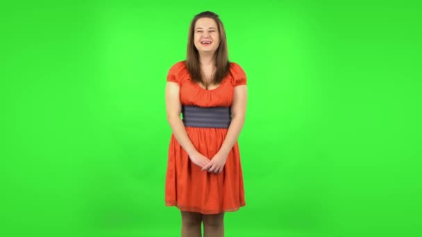 Cute girl bursting with laughter being in positive. Green screen — Αρχείο Βίντεο
