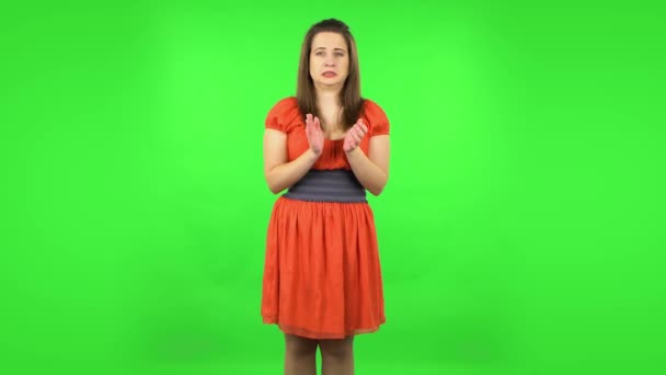 Cute girl clapping her hands with dissatisfaction. Green screen — Stock Video