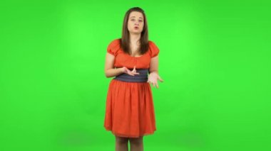 Şirin kız çok fazla bilgi veriyor. Yeşil Ekran