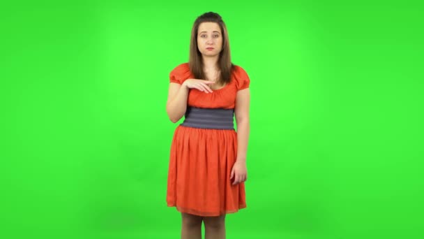 Zmęczona dziewczyna macha ręką i pokazuje gest. Zielony ekran — Wideo stockowe