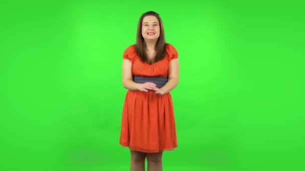 Mycket förvånad flicka med chockad wow ansiktsuttryck. Grön skärm — Stockvideo