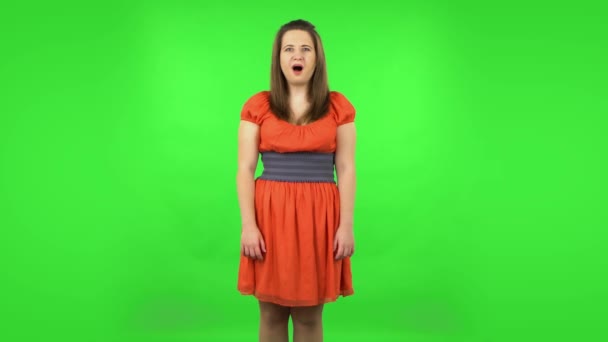 フラストレーションの少女はショックを受けた顔の表情ですごいと言います。緑の画面 — ストック動画