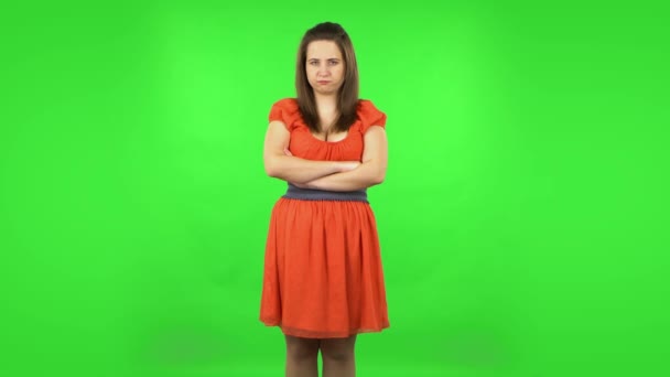 かわいい女の子は非常に怒っていると離れて見て。緑の画面 — ストック動画