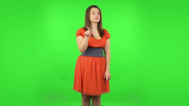 Schattig meisje verleidelijk lachend en gebaar bedreigt door met haar wijsvinger te schudden. Groen scherm — Stockvideo