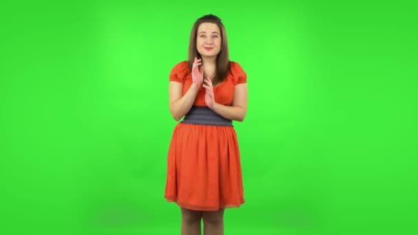 Confused girl saying oops and shruging. Green screen — Stock Video