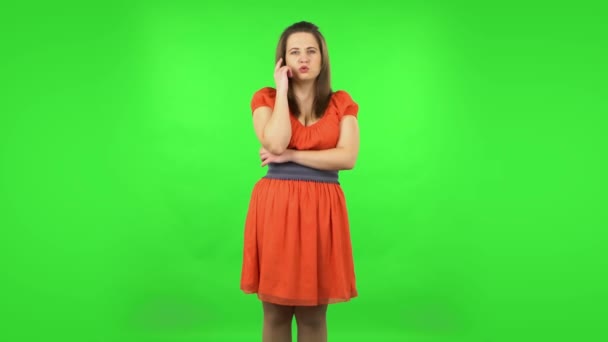 Nettes Mädchen hört Informationen dann schockiert und sehr aufgebracht. Grüner Bildschirm — Stockvideo