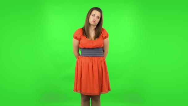 Chica molesta encogiéndose de hombros y suspirando. Pantalla verde — Vídeos de Stock