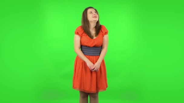 Nettes Mädchen mit Wow-Gesichtsausdruck ist überrascht von dem, was passiert und schaut mit Freude und Bewunderung. Greenscreen — Stockvideo