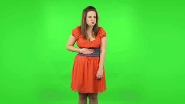 Roztomilá holka se cítí hrozně, bolí ji břicho. Zelená obrazovka — Stock video